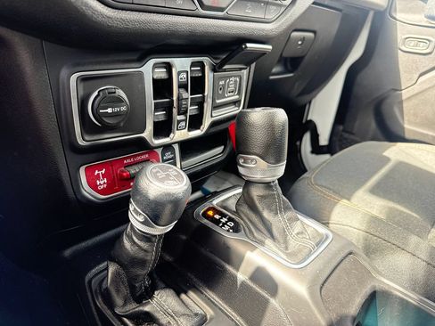 Used 2024 Jeep Wrangler Unlimited AWD/4WD image 21
