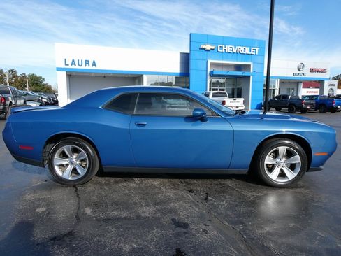 Used 2022 Dodge Challenger SXT image 4