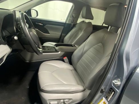 Used 2020 Toyota Highlander XLE AWD/4WD image 11
