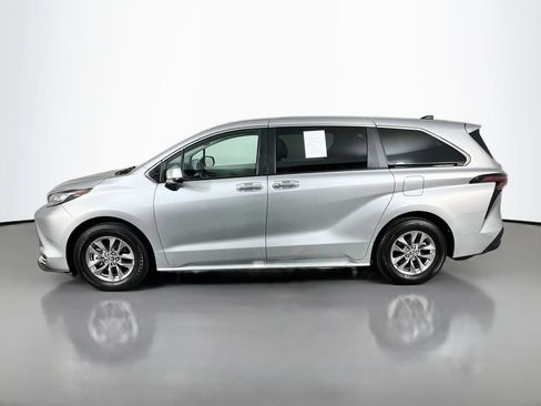 Used 2023 Toyota Sienna XLE AWD/4WD image 5
