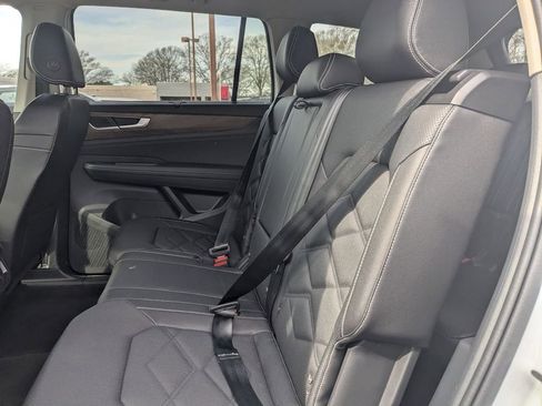 Used 2025 Volkswagen Atlas SE image 24