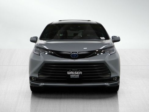 Used 2025 Toyota Sienna XLE Woodland Edition image 8