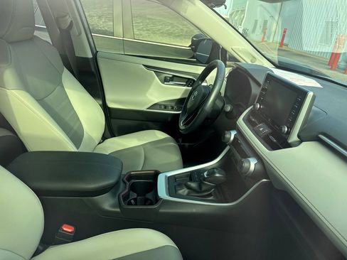 Used 2020 Toyota RAV4 Limited FWD image 6