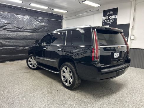 Used 2017 Cadillac Escalade Luxury AWD/4WD image 4