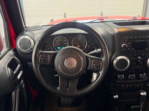 Used 2016 Jeep Wrangler Unlimited Rubicon w/ Connectivity Group image 27