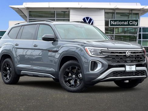 New 2025 Volkswagen Atlas Peak Edition SE image 2