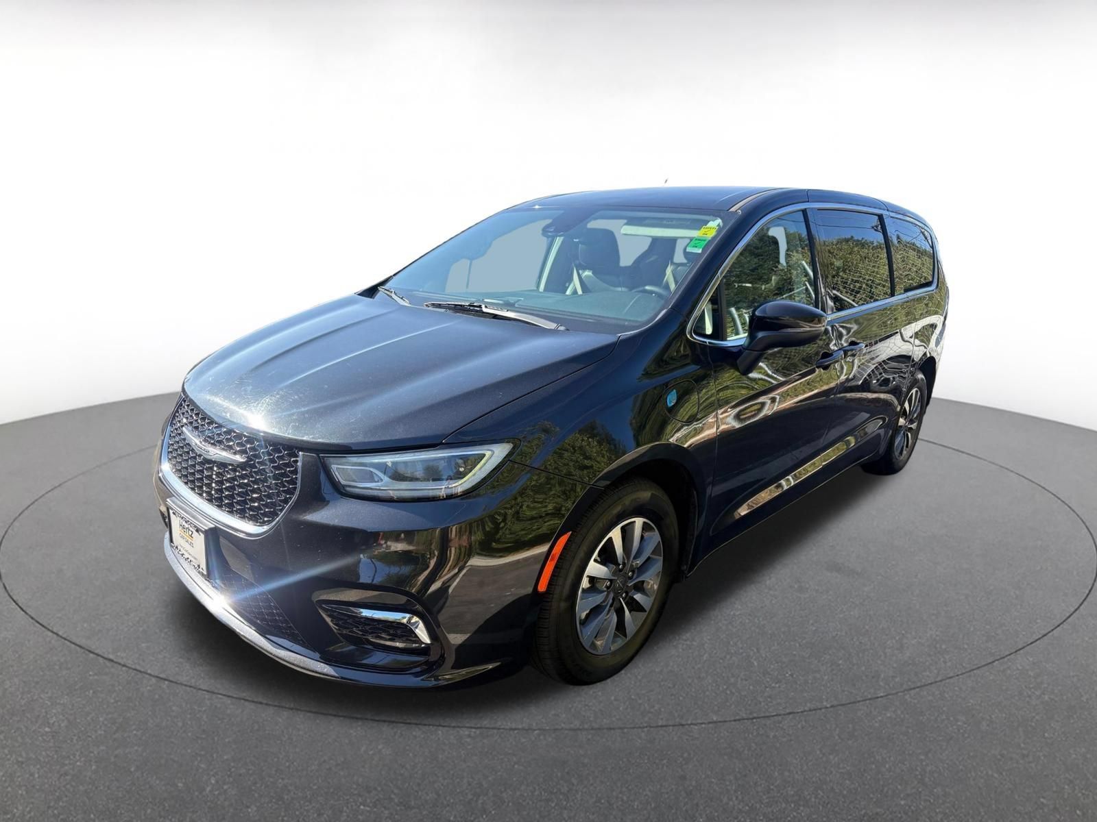 Used 2023 Chrysler Pacifica Touring-L FWD image 4