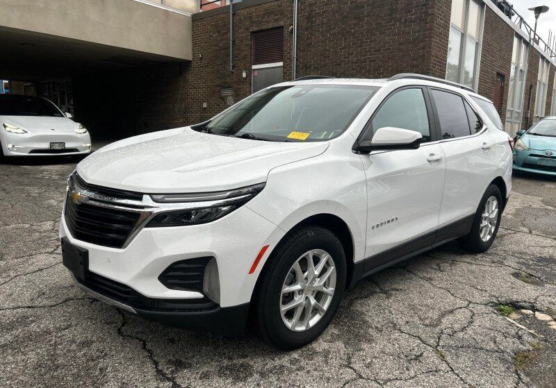 Used 2023 Chevrolet Equinox LT AWD/4WD image 2