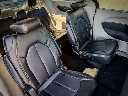 Used 2023 Chrysler Pacifica Touring-L image 23