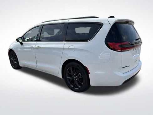 Used 2025 Chrysler Pacifica Limited image 3