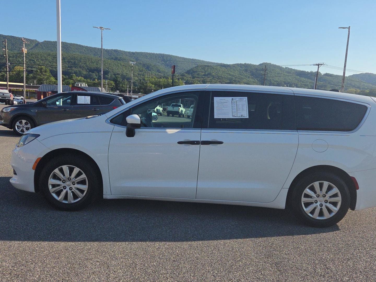 Used 2021 Chrysler Voyager L FWD image 6