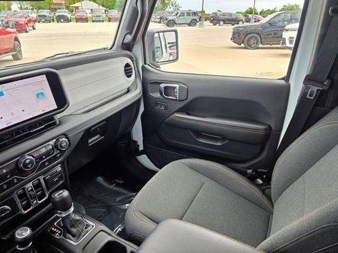 Certified 2025 Jeep Wrangler Unlimited Sahara AWD/4WD image 32