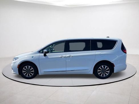 Certified 2023 Chrysler Pacifica Limited FWD image 4