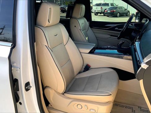 Used 2021 Cadillac Escalade ESV Premium Luxury w/ LPO, Illumination Package image 9