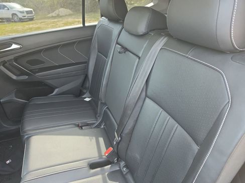Used 2022 Volkswagen Tiguan SE w/ Panoramic Sunroof Package FWD image 5