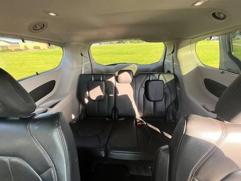Used 2018 Chrysler Pacifica Touring-L w/ Tire & Wheel Group FWD image 32