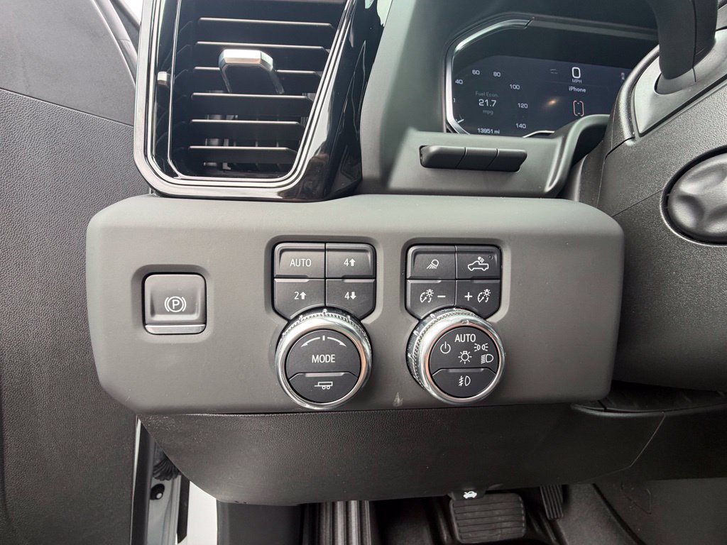 Used 2025 GMC Sierra 1500 AT4 w/ Technology Package AWD/4WD image 4