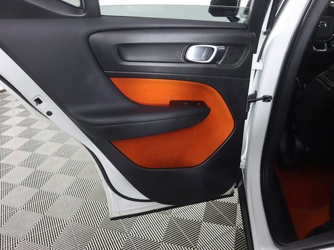 Used 2021 Volvo XC40 T5 R-Design image 26