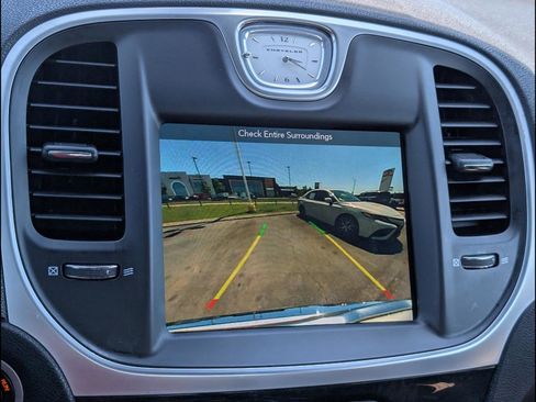 Used 2019 Chrysler 300 Limited RWD image 11