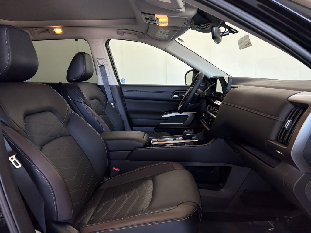 Certified 2025 Nissan Pathfinder Platinum w/ Cargo Package FWD image 23