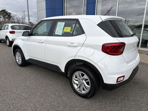 Certified 2025 Hyundai Venue SE image 8
