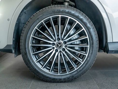 Used 2024 Mercedes-Benz GLC 300 4MATIC image 11