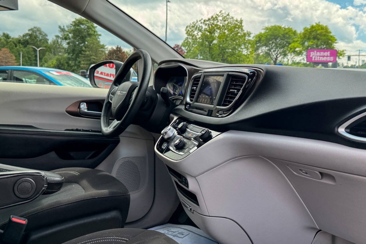Used 2020 Chrysler Voyager L FWD image 11