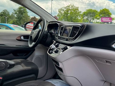 Used 2020 Chrysler Voyager L FWD image 11