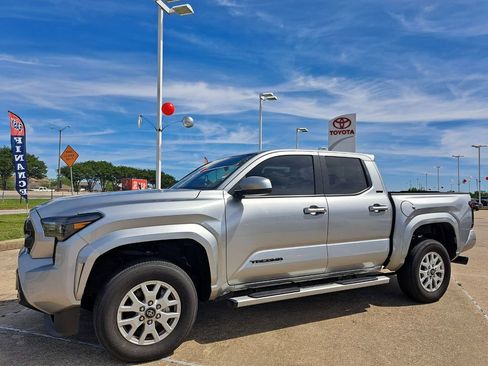 Used 2025 Toyota Tacoma SR5 image 9