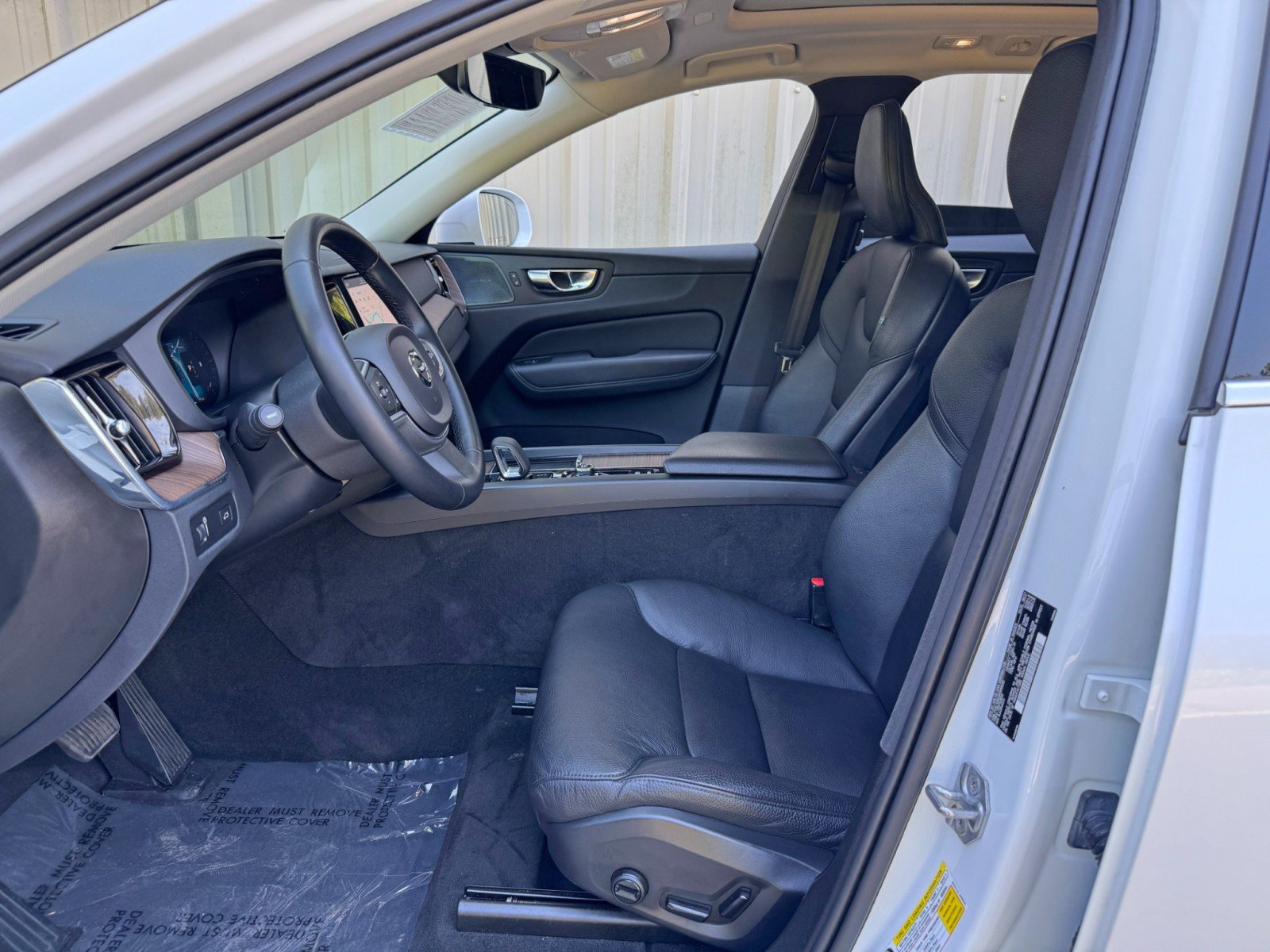 Used 2022 Volvo XC60 B5 Momentum w/ Advanced Package AWD/4WD image 16
