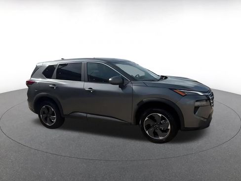 Used 2026 Nissan Rogue SV FWD image 2