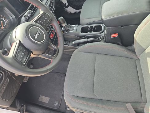 Used 2024 Jeep Wrangler Unlimited Rubicon AWD/4WD image 17