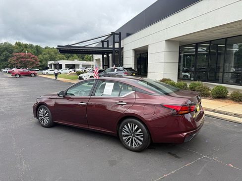 Used 2025 Nissan Altima 2.5 SV FWD image 3