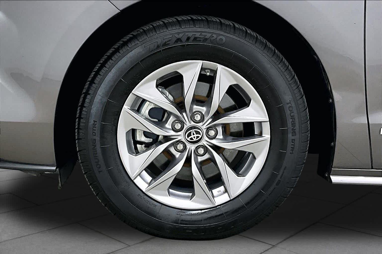 Used 2021 Toyota Sienna LE FWD image 11