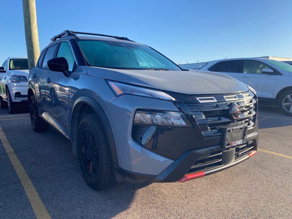 Used 2026 Nissan Rogue SV AWD/4WD image 2