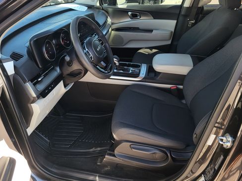 Used 2022 Kia Carnival LX image 9