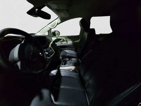 Used 2024 Chrysler Pacifica Touring-L image 8