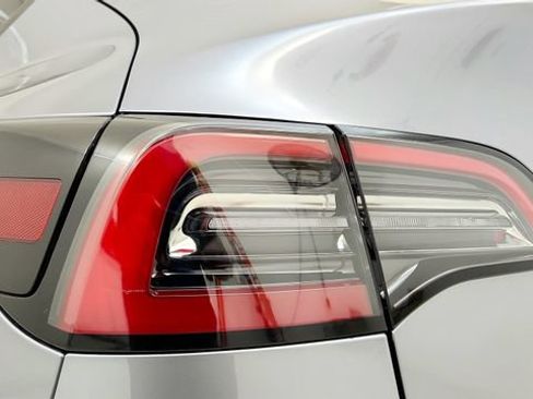 Used 2025 Tesla Model Y Long Range RWD image 27