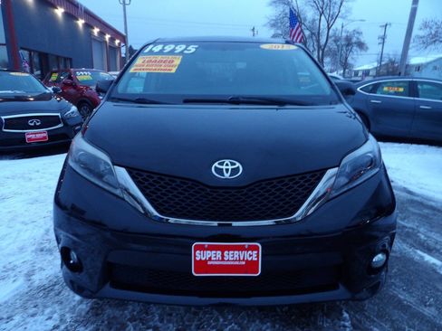 Used 2015 Toyota Sienna SE image 2