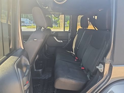 Used 2016 Jeep Wrangler Unlimited Sahara w/ Connectivity Group AWD/4WD image 17