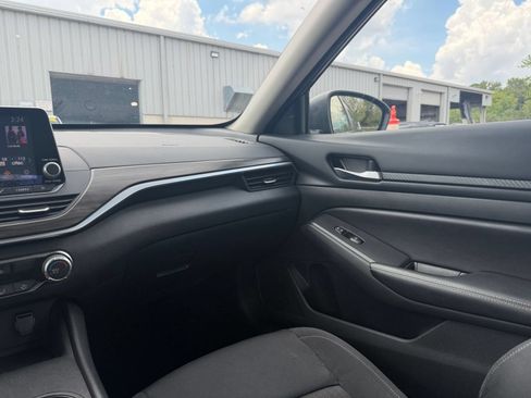 Used 2025 Nissan Altima 2.5 SV FWD image 35