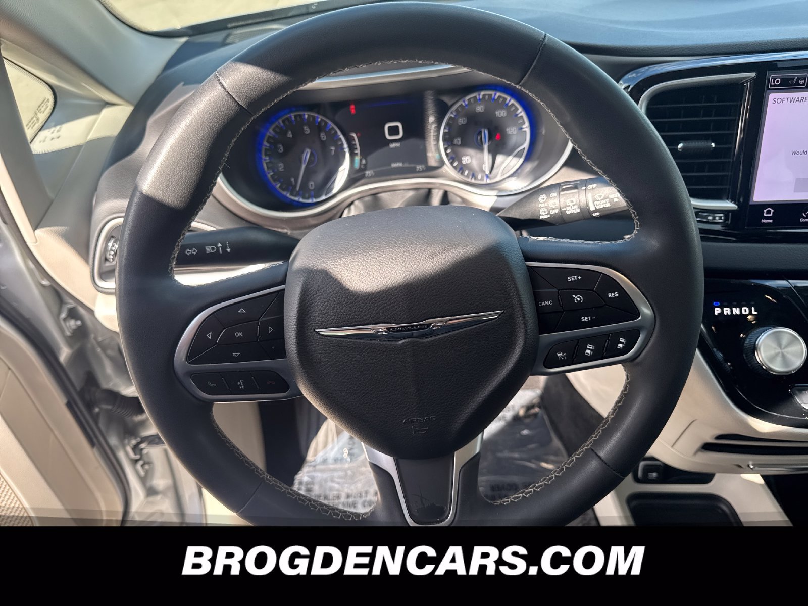 Used 2024 Chrysler Pacifica Touring-L FWD image 4