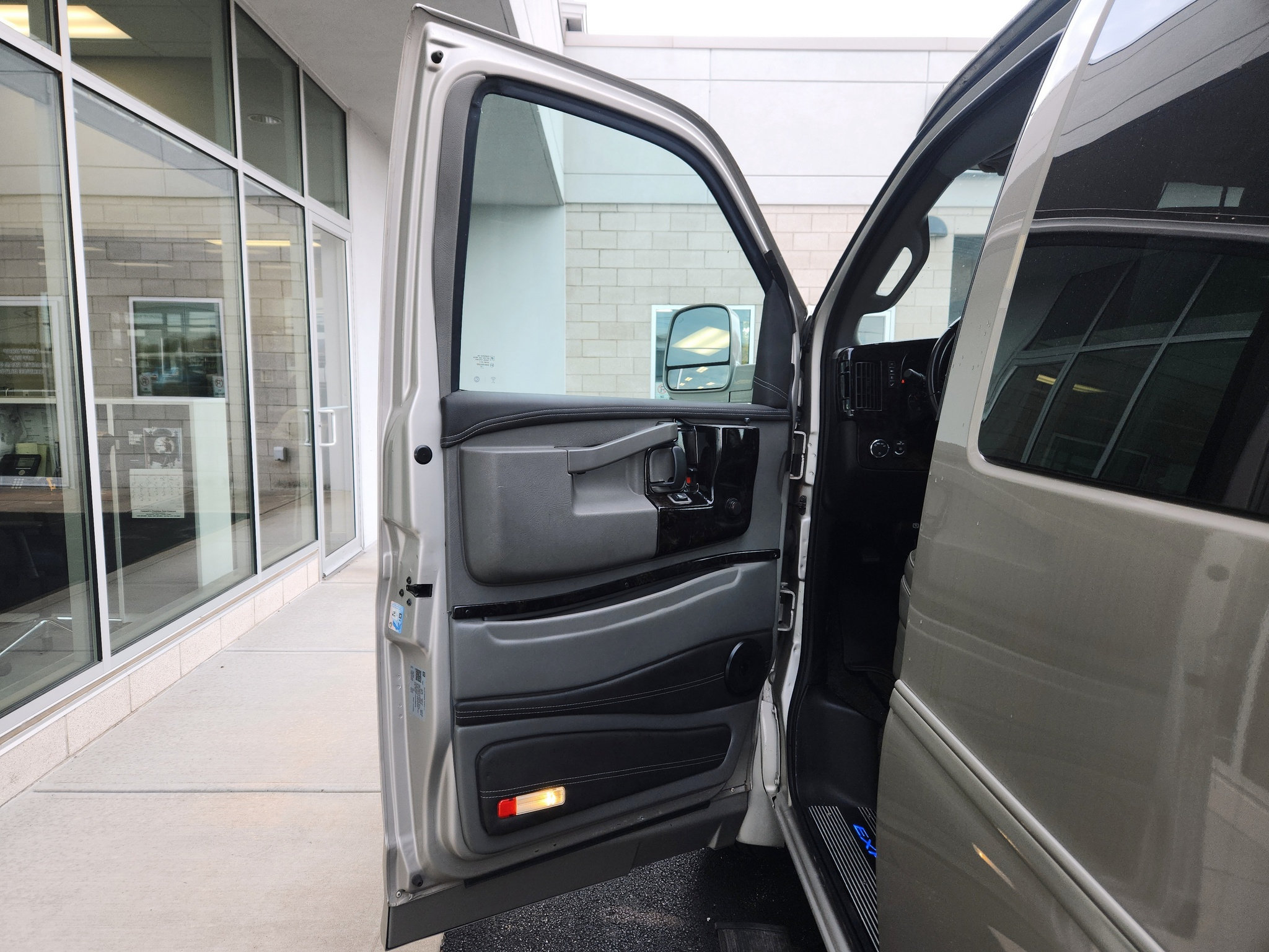 Used 2022 GMC Savana 2500 w/ Enhanced Convenience Package RWD image 20