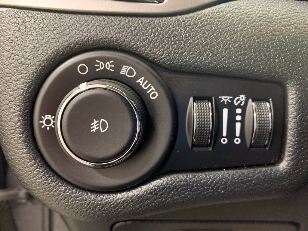 Used 2019 Jeep Cherokee Latitude Plus AWD/4WD image 20