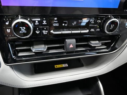Used 2023 Toyota Highlander Limited image 18