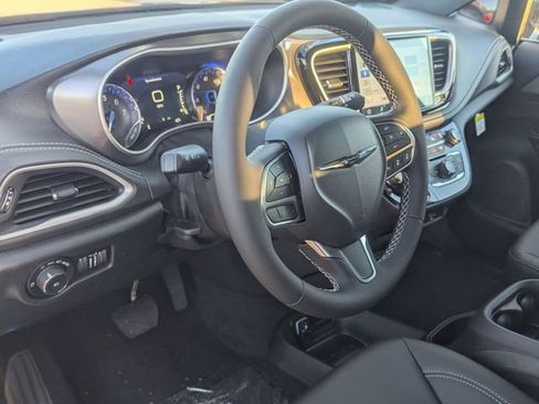 New 2026 Chrysler Pacifica Select image 9