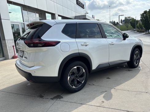 Used 2024 Nissan Rogue SV image 6