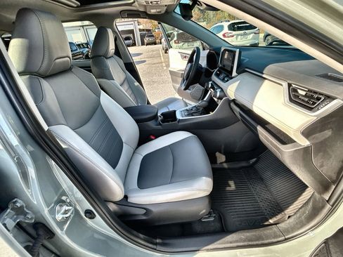 Used 2023 Toyota RAV4 XLE Premium image 28