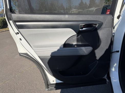 Used 2021 Toyota Highlander XLE image 31