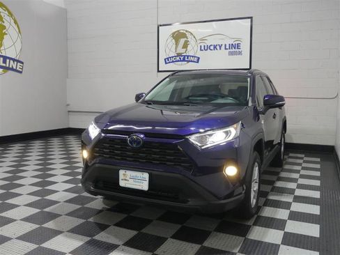 Used 2020 Toyota RAV4 XLE w/ Convenience Package AWD/4WD image 4